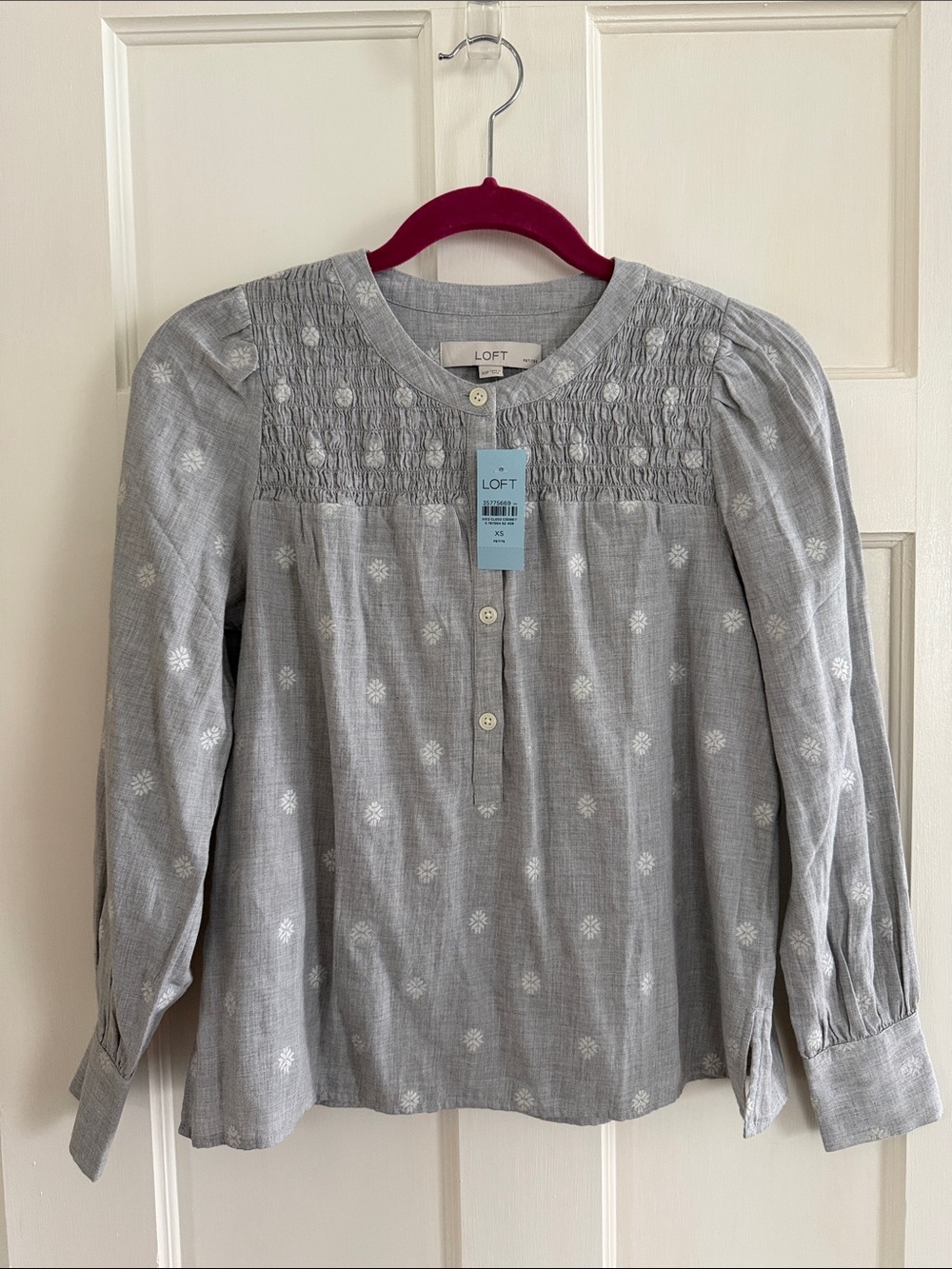 ⛄️Loft light gray/white snowflake print top. Size XSP. NWT.